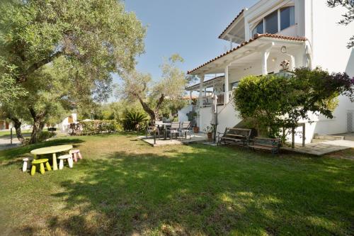 En have udenfor Iro s House