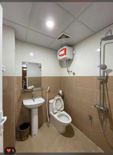 a bathroom with a toilet and a sink at GREEN Hotel & Coffee in Bak Kan