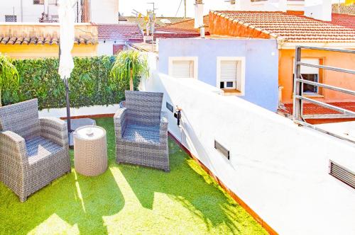 an aerial view of a yard with chairs and an umbrella at ABAL Apartments - Barrio in Alicante