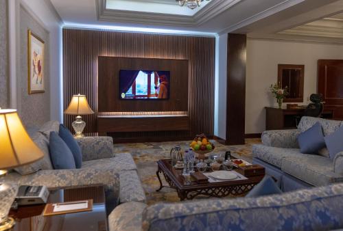 Télévision ou salle de divertissement dans l'établissement Dar Al Taqwa Hotel