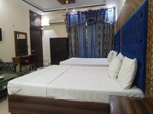 Postel nebo postele na pokoji v ubytování AK Hotel Of Guest House