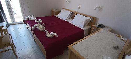 a bedroom with a bed with stuffed animals on it at ΣΕΡΙΦΟΣ ΜΠΙΤς in Livadion