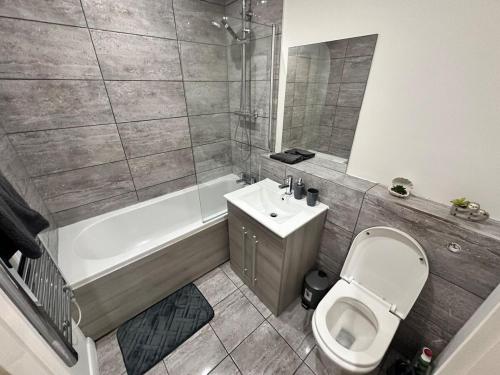 Ένα μπάνιο στο A&J Properties 2 Bed Apartment Netflix&Prime
