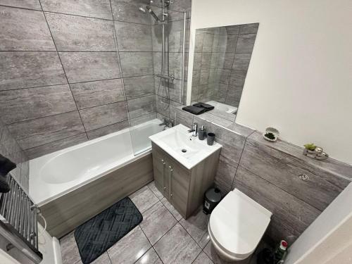 Ένα μπάνιο στο A&J Properties 2 Bed Apartment Netflix&Prime