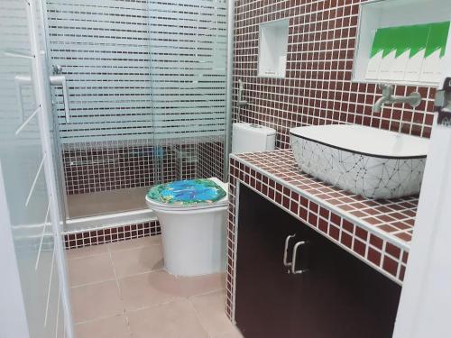 Bilik mandi di Avana Hills Boracay Prime Mabuhay Suite 301