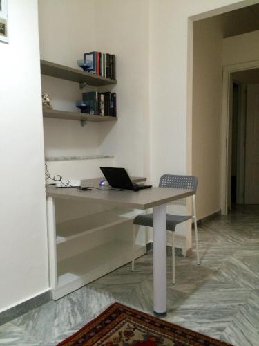 a desk with a laptop on it in a room at B&B Zia Iaia in Siderno Marina