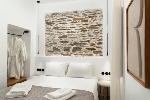 Postel nebo postele na pokoji v ubytování ISTION ANDROS LUXURY SUITES