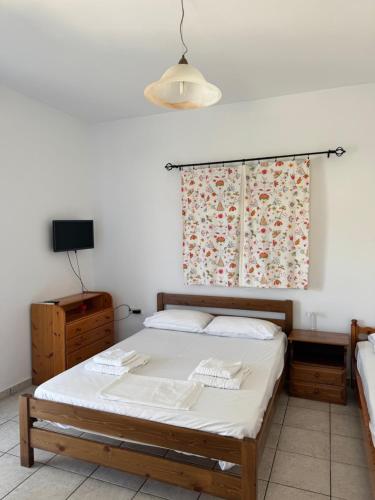 Postel nebo postele na pokoji v ubytování Kapetan Sorokos Studios 2