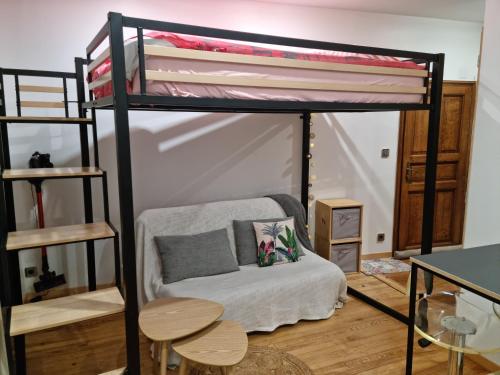 une chambre avec un lit superposé et une chaise dans l'établissement CHIC & MODERNE au coeur de la vie embrunaise, à Embrun