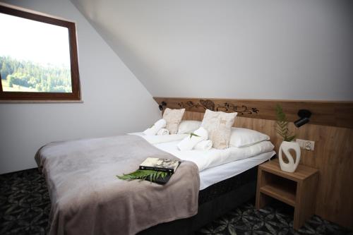 Ένα ή περισσότερα κρεβάτια σε δωμάτιο στο Domek Folk Chalet Zakopane
