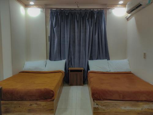 Een bed of bedden in een kamer bij SARAYA AWAD HEGAZI STREET- families only