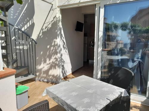 a room with a table and chairs and a balcony at casa vacanze gioema baunei in Baunei