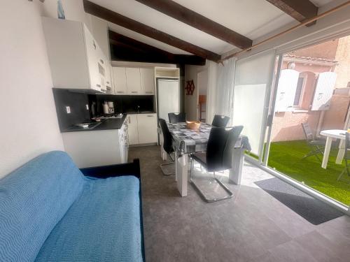 une cuisine et une salle à manger avec une table et des chaises dans l'établissement Falea by POM, Terasse, au Cap d'Agde