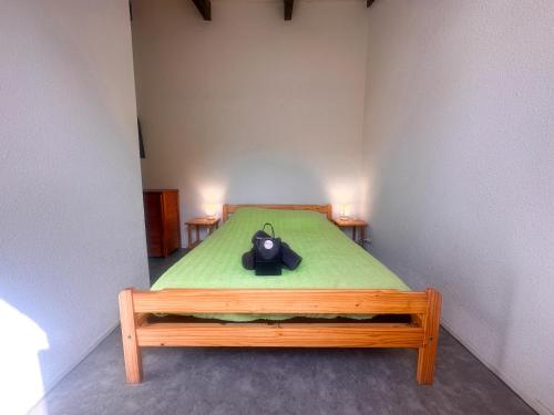 une chambre avec un lit avec un sac dessus dans l'établissement Falea by POM, Terasse, au Cap d'Agde