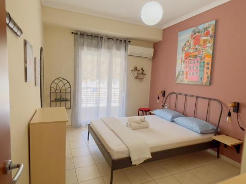 una camera da letto con un letto e una finestra di The Romantic Traveller a Kavala
