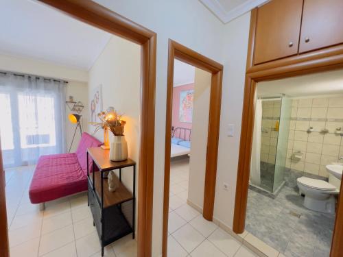 un bagno con servizi igienici e una camera con lavandino di The Romantic Traveller a Kavala