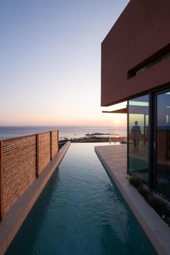 Casa Tarrha- Beachfront Villa with Heated Pool