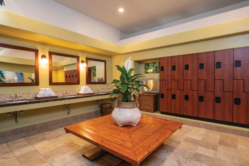 a bathroom with a table with a plant on it at Wyndham Kona Coast Resort 2BR Apartment with Resort Access in Kailua-Kona