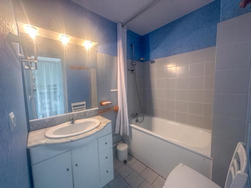 une salle de bain avec un lavabo, une baignoire et des toilettes dans l'établissement Rosae by POM, piscine, pkg, au Cap d'Agde