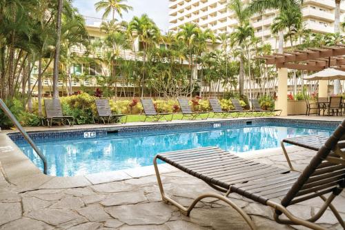 Bazén v ubytování Wyndham Royal Garden Waikiki 2BR Apartment with Resort Access nebo v jeho okolí