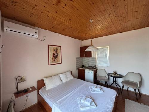 Postel nebo postele na pokoji v ubytování Apartmani Teodora