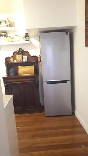 Dapur atau dapur kecil di Charming double room with private bathroom