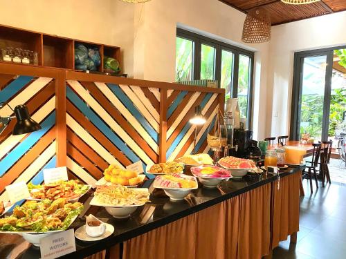 Una línea de buffet con muchos tipos diferentes de comida. en Tropical Home Villa, en Hoi An