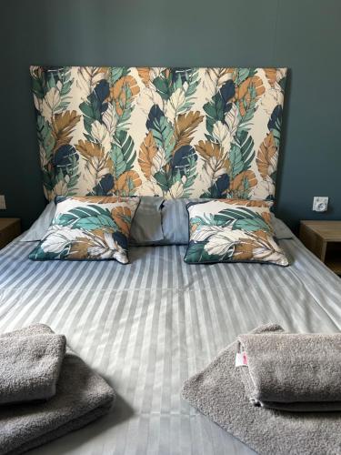 ein Bett mit zwei Kissen darauf und einer Wand in der Unterkunft Camping Marina Nowe Guty in Nowe Guty