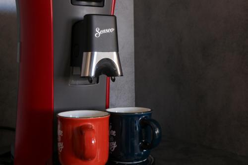 - deux tasses à café reliées à une machine à café dans l'établissement Azeos by POM, au Cap d'Agde