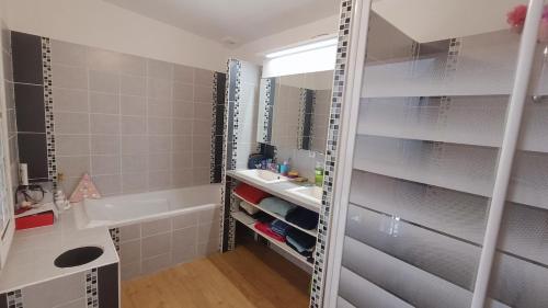 Photo de la galerie de l'établissement Maison loft Côte de Granit Rose, à Saint-Quay-Perros