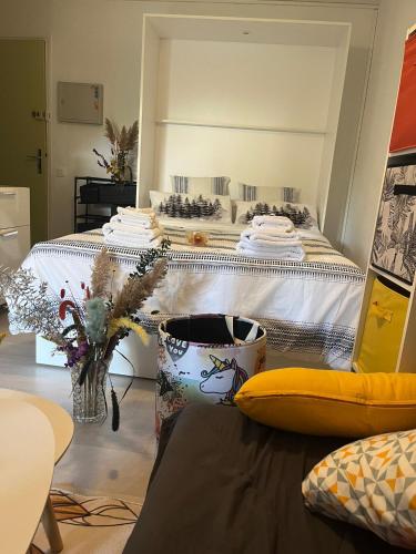 une chambre avec deux lits dans une pièce dans l'établissement Studio avec parking proche de la plage, à Argelès-sur-Mer