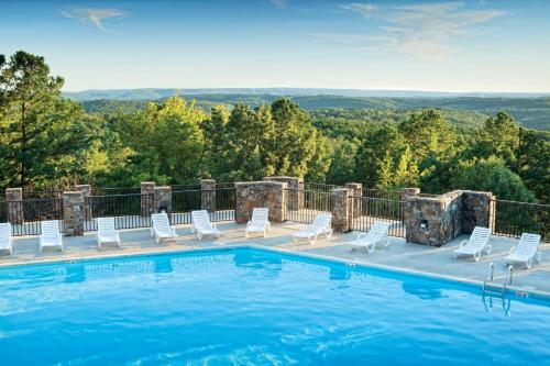 ein Pool mit Liegestühlen und Blick auf die Berge in der Unterkunft Wyndham Fairfield Bay 2BR Apartment with Resort Access in Fairfield Bay