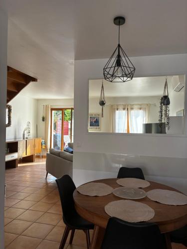 Villa 35 في سان-سيبريان-بلاج: مطبخ وغرفة معيشة مع طاولة وكراسي