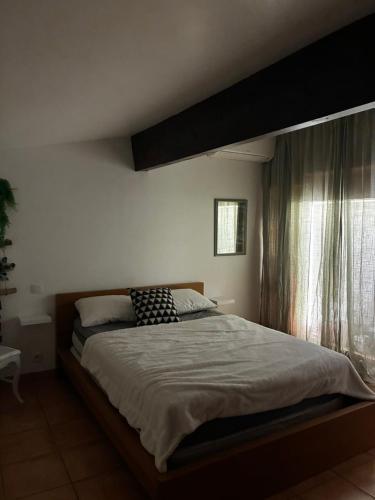 Villa 35 في سان-سيبريان-بلاج: غرفة نوم بها سرير كبير ونافذة