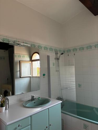 Villa 35 في سان-سيبريان-بلاج: حمام مزود بحوض غسيل ودش ومرآة
