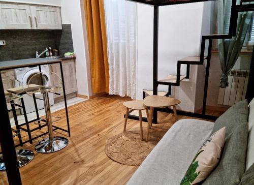 un salon avec un canapé, une table et des chaises dans l'établissement CHIC & MODERNE au coeur de la vie embrunaise, à Embrun