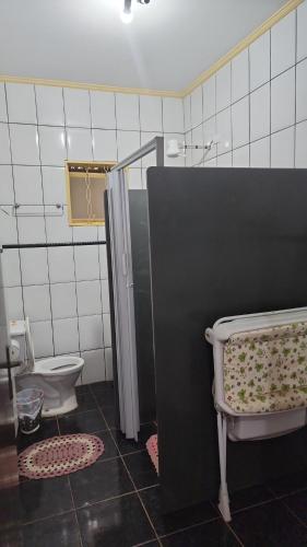 ein Badezimmer mit Toilette und Waschbecken in der Unterkunft Cabana Hostel nas Árvores EcoPark in São Pedro