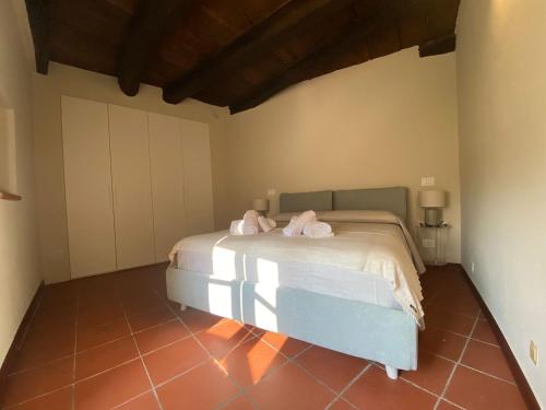 a bedroom with a bed with two towels on it at Casa Brown - con piscina privata - in Barga