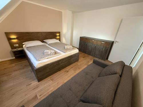 a living room with a bed and a couch at Pálava Chalupa in Pavlov