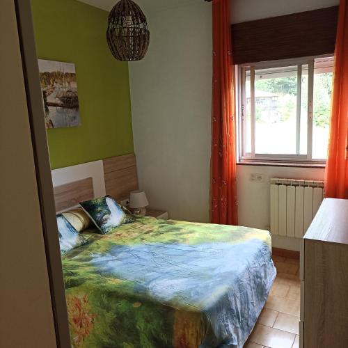 a bedroom with a bed and a window at La Casina independiente de Bruno,de dos dormitorios cerca de la playa in Cudillero