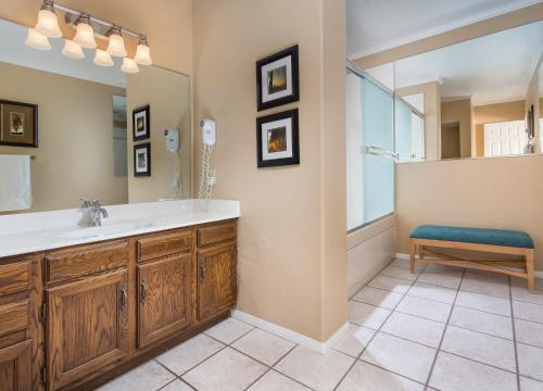 a bathroom with a sink and a large mirror at Wyndham Flagstaff Resort 2BR Apartment with Resort Access in Flagstaff