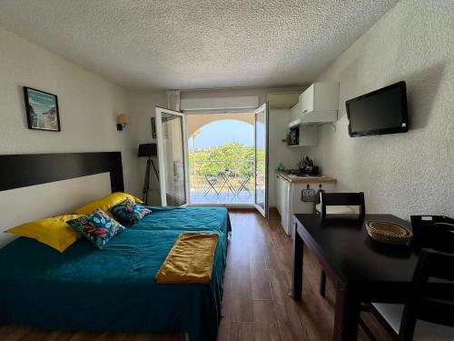Camera piccola con letto, tavolo e finestra di Saint-Florent studio vue piscine a Saint-Florent