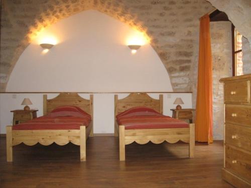 a bedroom with two beds in a room at Gîte Le Pigeonnier10P, Ste Enimie,Gorges du tarn, village de Saint Chély du Tarn 