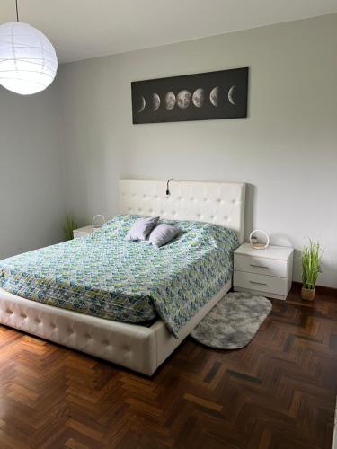 a bedroom with a bed with a white headboard at Appartamento al piano terra vicino all’aeroporto. in Quinto di Treviso