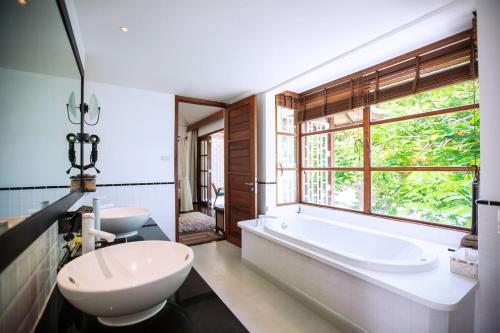 a bathroom with a tub and a toilet and a sink at Luxurious Bali-style 5-bedroom sea view pool villa at Bophut Beach, Koh Samui, close to Chaweng Beach in Amphoe Koh Samui