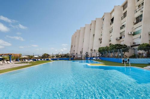 GW009 Gugel Waves Patio and Pool Seaview Apartmentの敷地内または近くにあるプール