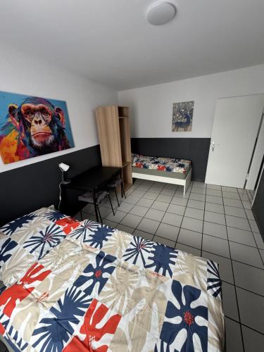 a bedroom with a bed and a painting on the wall at Apartment am Hbf Mönchengladbach MG05 in Mönchengladbach