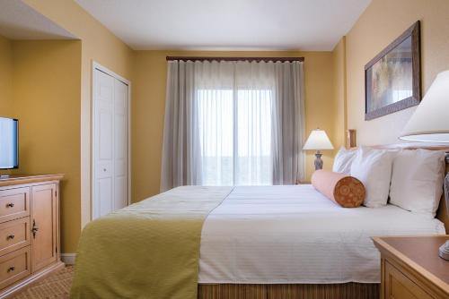 a bedroom with a large bed with a window at Wyndham Bonnet Creek 2BR Apartment with Resort Access in Orlando