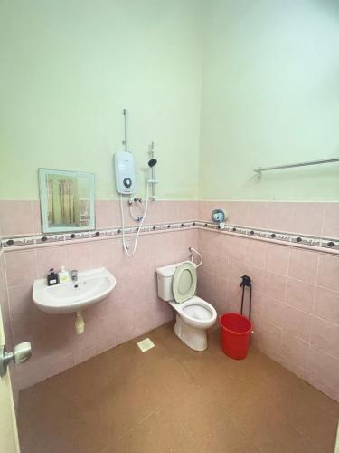 un bagno con un water e un lavandino di Sweet Home_30( 15 mins to Jonker Street ) a Malacca