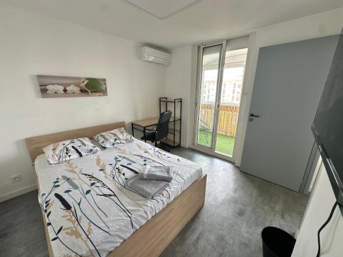 une chambre avec un lit et une grande fenêtre dans l'établissement Casa 9 - Spacieux et familial, 3 chambres, 2 terrasses, climatisation et stationnement facile, à Perpignan